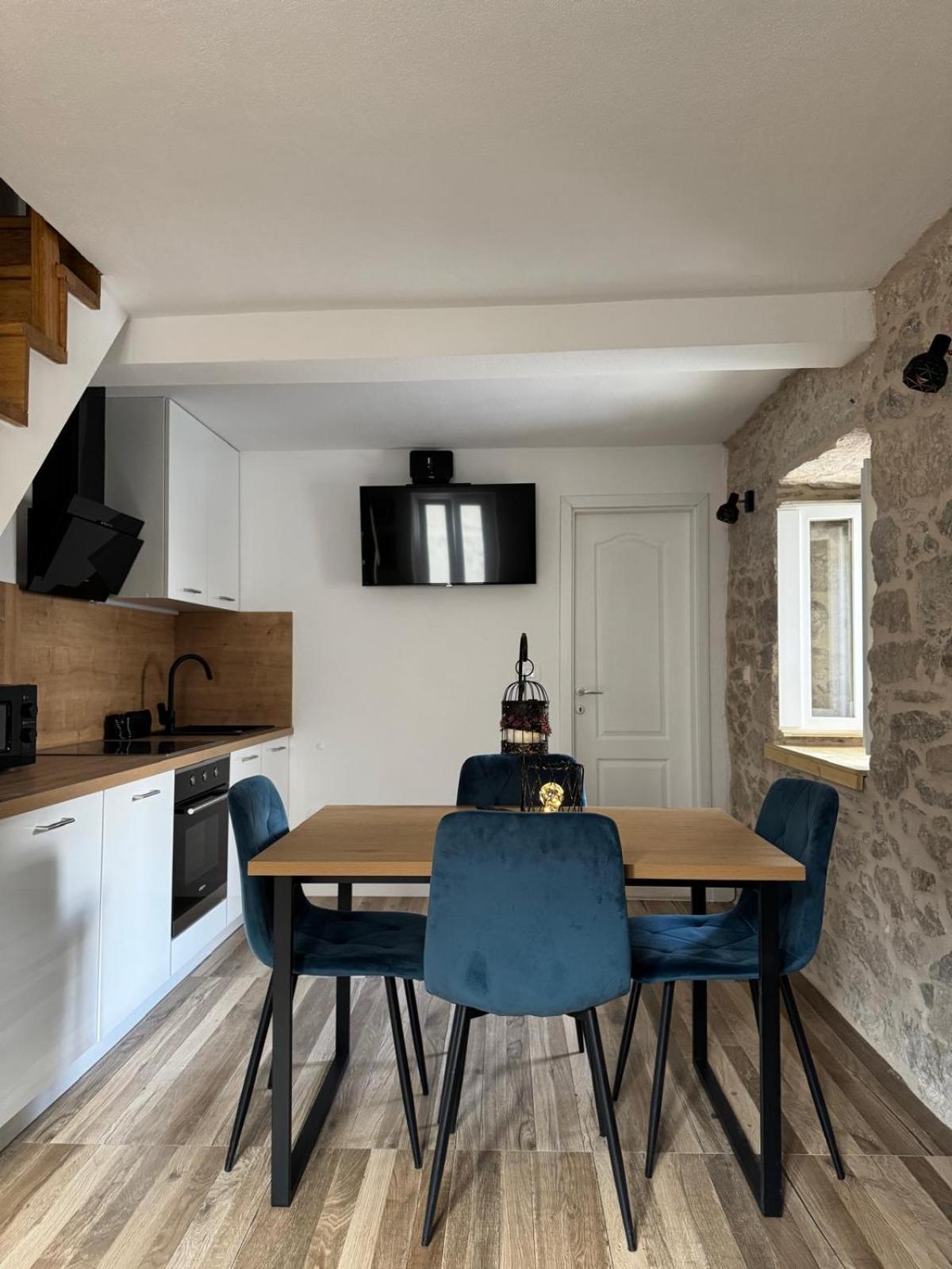Apartments Bepina- 5 Mins From The Center Split Buitenkant foto
