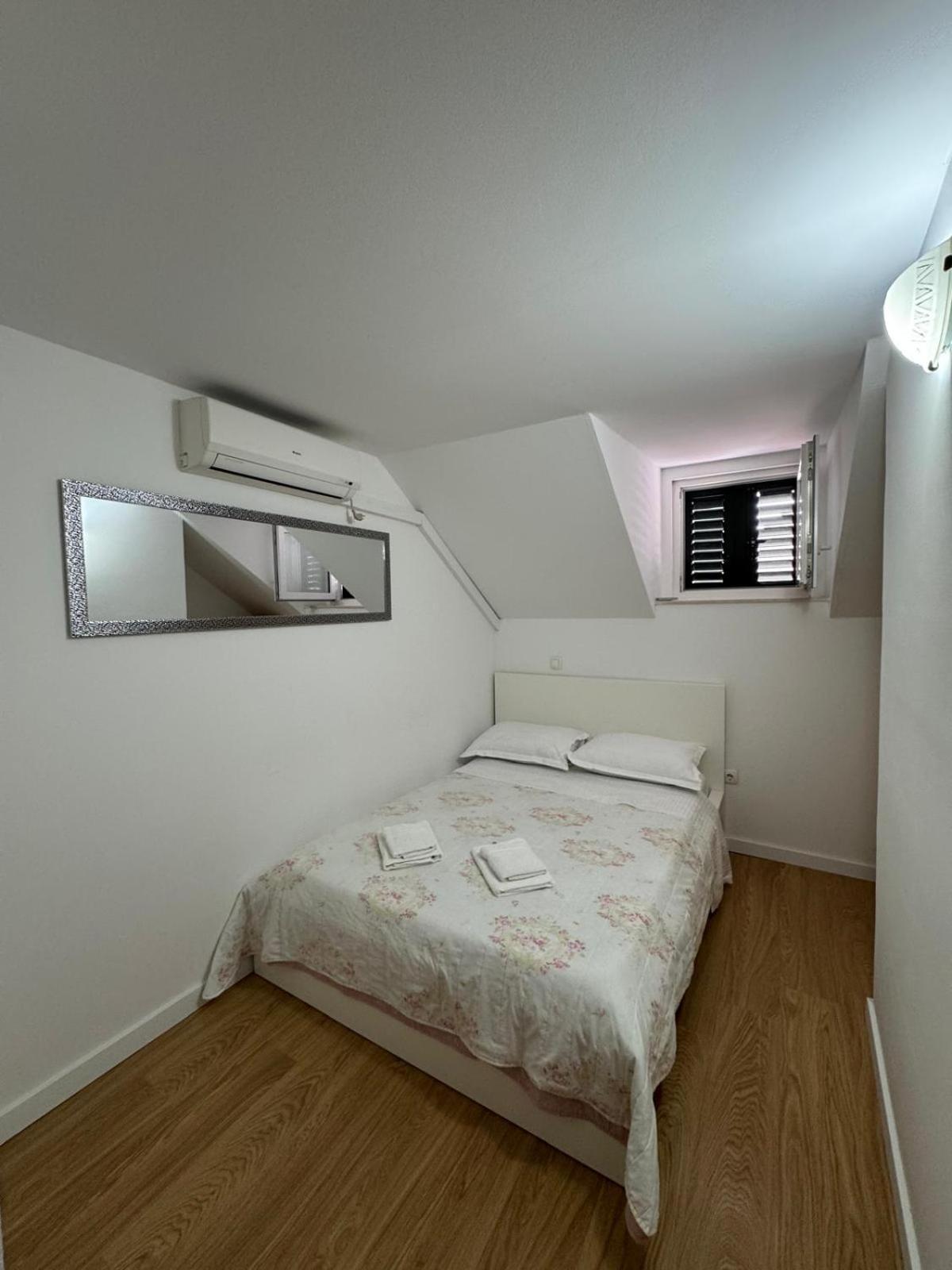 Apartments Bepina- 5 Mins From The Center Split Buitenkant foto
