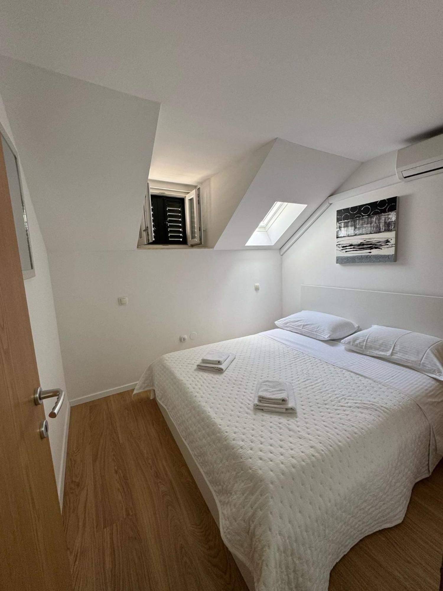 Apartments Bepina- 5 Mins From The Center Split Buitenkant foto