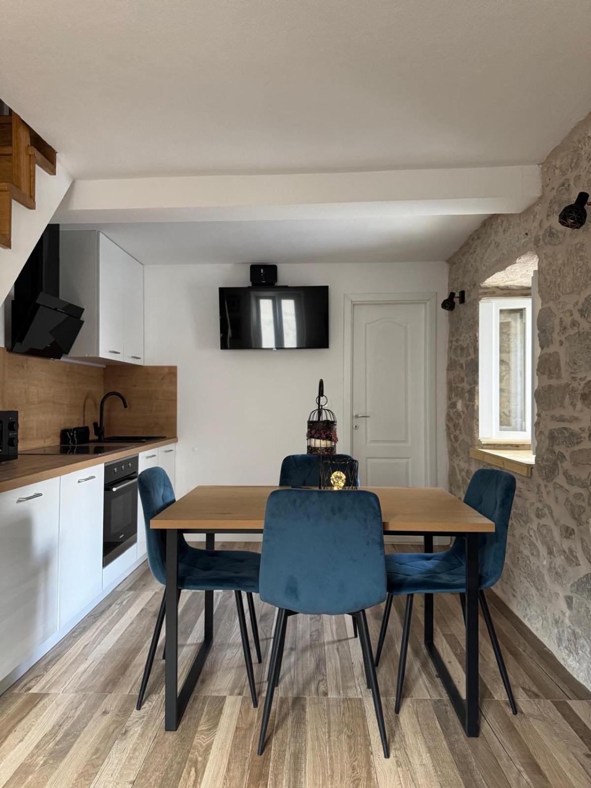 Apartments Bepina- 5 Mins From The Center Split Buitenkant foto