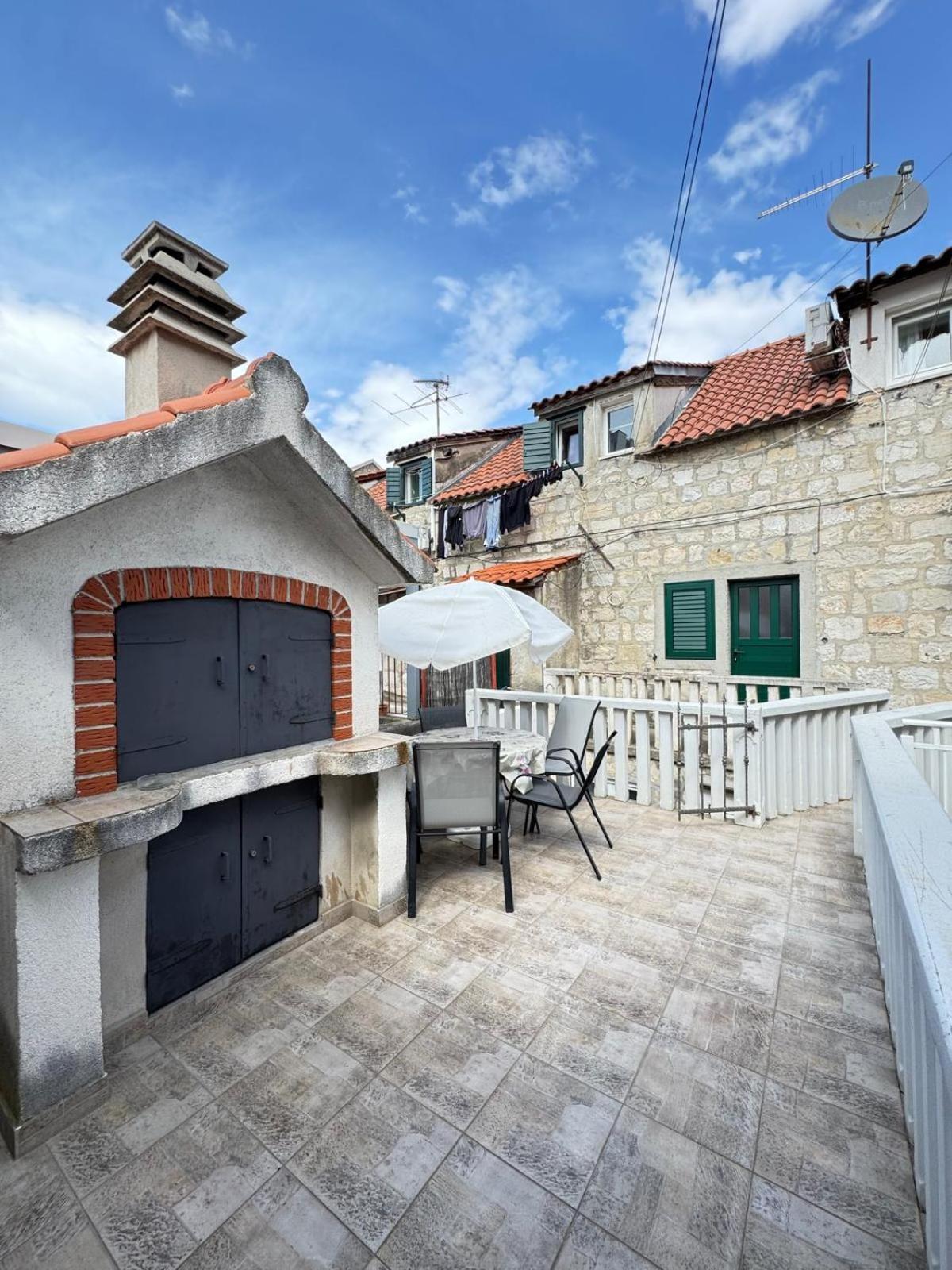 Apartments Bepina- 5 Mins From The Center Split Buitenkant foto